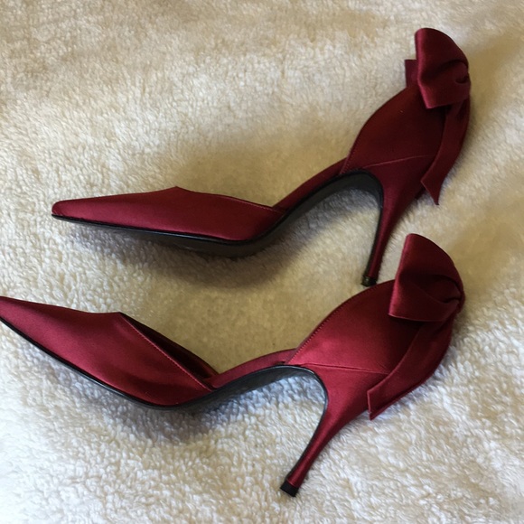 Stuart Weitzman NWOT red satin bow pumps - Picture 4 of 8